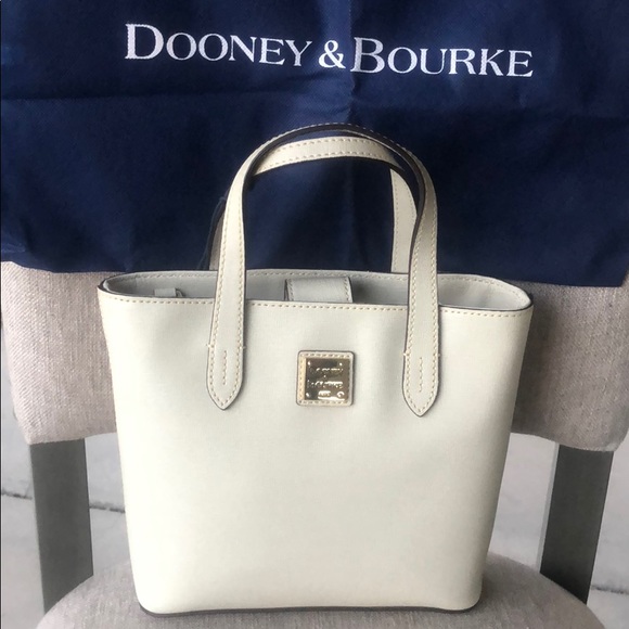 Dooney & Bourke Handbags - Dooney & Bourke purse